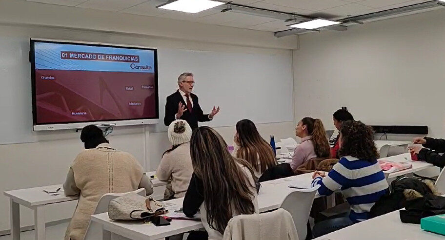 Alberto Vivancos presentando sobre el emprendimiento y empoderamiento femenino