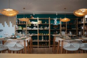Exposición de productos premium de Galicia en las estanterías del Espacio Gourmet Gallego listos para comprar