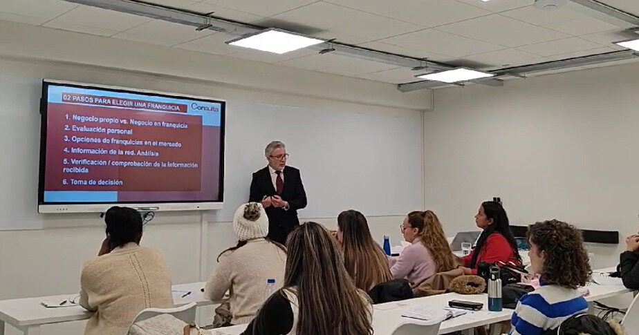 Alberto Vivancos presentando sobre el emprendimiento y empoderamiento femenino