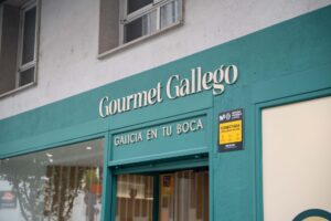 Fachada exterior y rótulo corporativo de una franquicia de la marca Gourmet Gallego