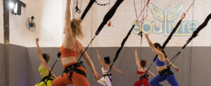 Denise Bragueto impartiendo una clase de Bungee Fitness junto a varias alumnas en el centro Soulivre.