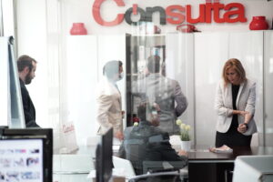 Emprendedor analizando las ventajas de la franquicia en una oficina moderna en Madrid