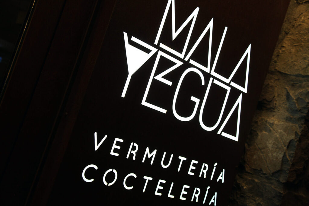Interior de un establecimiento de la franquicia Mala Yegua, mostrando un diseño elegante con iluminación cálida, mobiliario de lujo y un ambiente exclusivo perfecto para la hostelería de alto nivel.