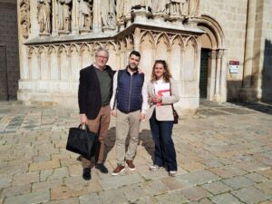 Foto de grupo con la nueva franquiciada de Tarragona, el creador de Mala Yegua y el equipo de Consulta Franquicias tras la firma.