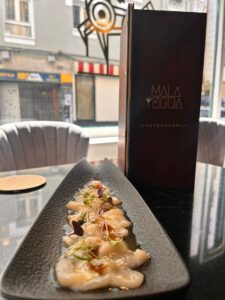 Selección de cócteles premium y Vermut Igarmi servidos en el local de Mala Yegua Santander.