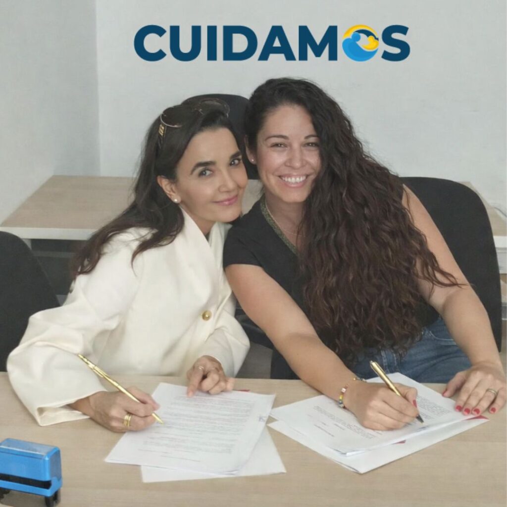Silvia Caballero y Gema Meseguer firman el acuerdo de la nueva franquicia CUIDAMOS en Alicante.