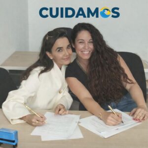 Silvia Caballero y Gema Meseguer firman el acuerdo de la nueva franquicia CUIDAMOS en Alicante.