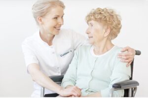 Personal de la franquicia CUIDAMOS realizando servicios de acompañamiento y asistencia a mayores.