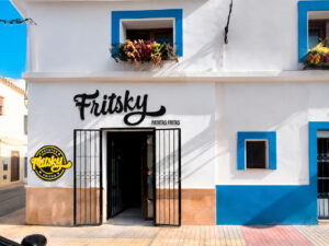 Fachada exterior del nuevo local de la franquicia en Dénia de Fritsky junto al puerto.