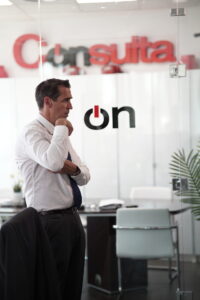 Emprendedor analizando detalladamente los contratos antes de invertir en una franquicia.