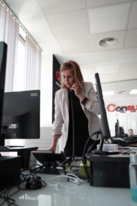 Inversor calculando presupuestos en las oficinas nacionales de Consulta Franquicias.
