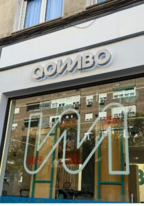Fachada moderna e iluminada de un centro de pilates Qombo, una de las franquicias más rentables del sector gestionada por Consulta Franquicias