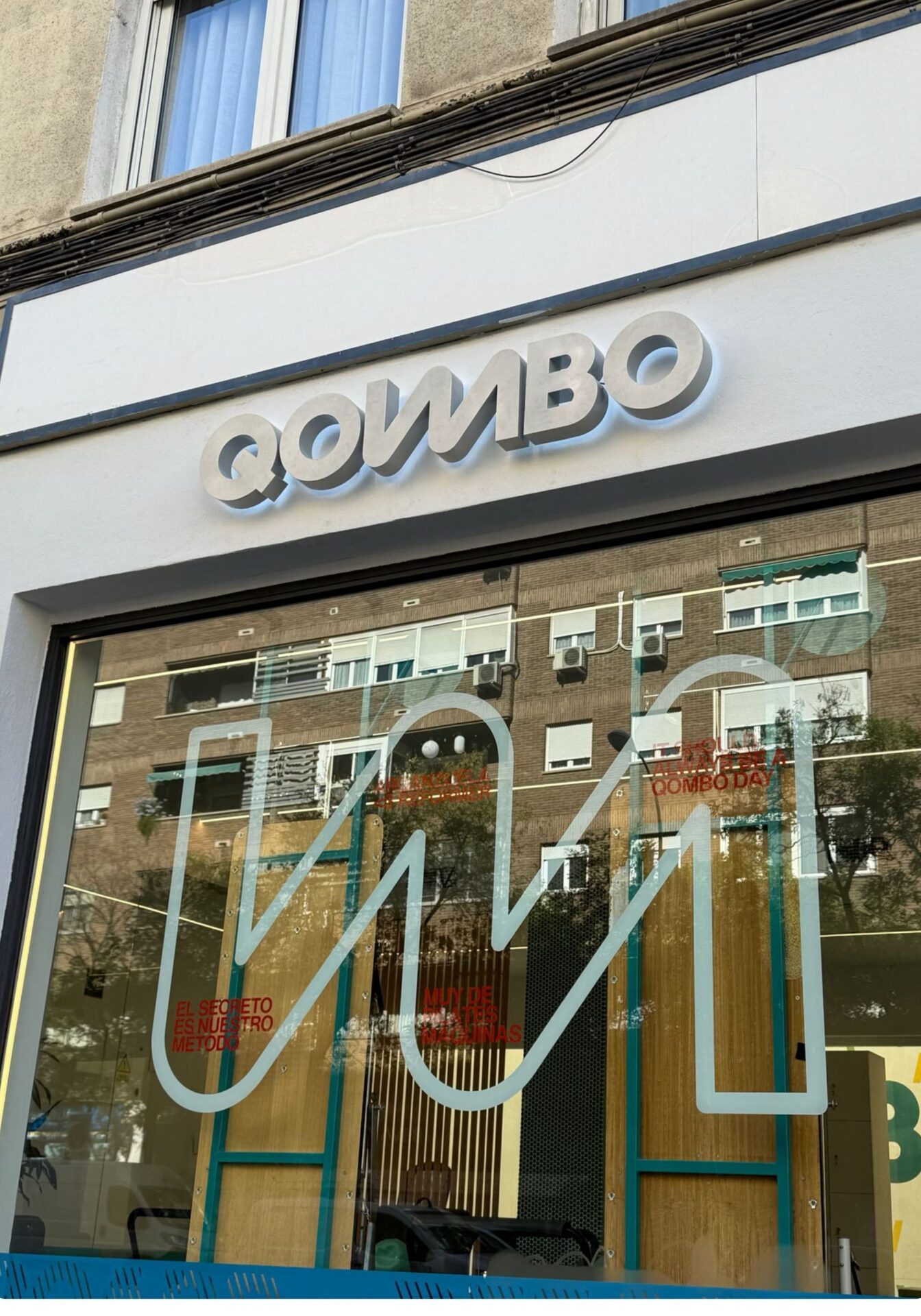 Fachada moderna e iluminada de un centro de pilates Qombo, una de las franquicias más rentables del sector gestionada por Consulta Franquicias