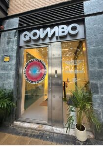 Entrada exterior y cristaleras de un centro de las franquicias de pilates Qombo