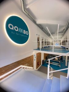 Entrada a un moderno centro Qombo, una exitosa franquicia de pilates