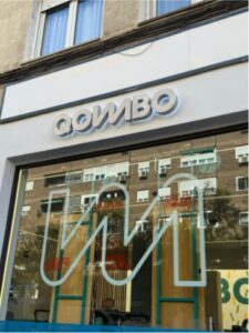 Qombo Pilates: fachada exterior moderna y personalizada de un centro de esta franquicia