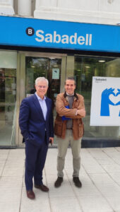 Directivos de Banco Sabadell y Consulta Franquicias estrechando la mano tras el acuerdo para franquiciar un negocio