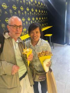 Clientes locales y turistas disfrutando de la innovadora experiencia gastronómica en las mesas de la franquicia en Dénia.