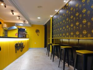 Interior moderno y espectacularmente iluminado del nuevo local de la franquicia en Dénia de Fritsky, situado junto al puerto deportivo.
