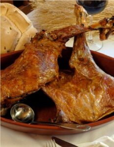 Cochinillo asado de la franquicia Asador de Segovia troceado en paletillas listas para servir, con piel crujiente y carne jugosa.