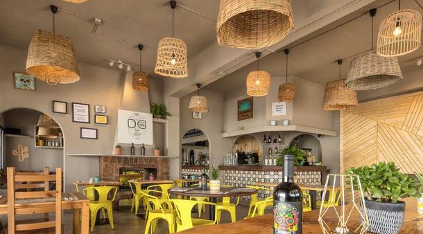Interior Franquicia El Deseo con zona de mesas y decoración del establecimiento
