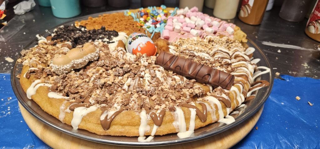 Churritopping: negocio de churros con toppings de chocolate, galleta y dulce de leche presentado para compartir