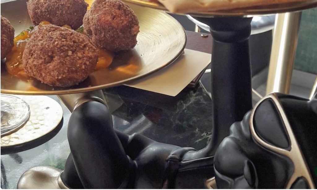 Interior de Mala Yegua con clientes disfrutando del espacio gastronómico.