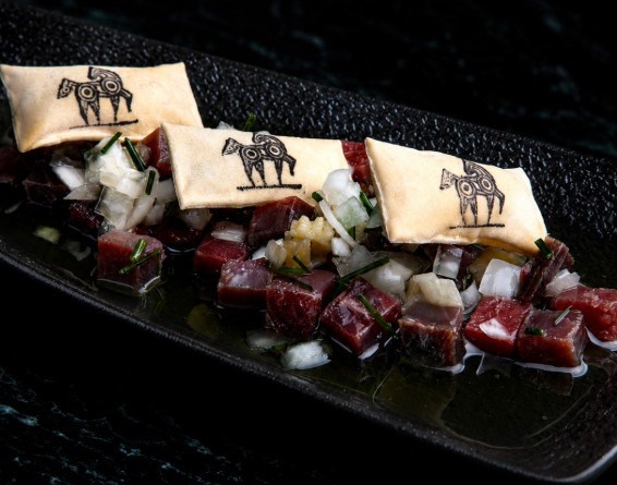 Aperitivo de Mala Yegua con vermut y acompañamiento gastronómico