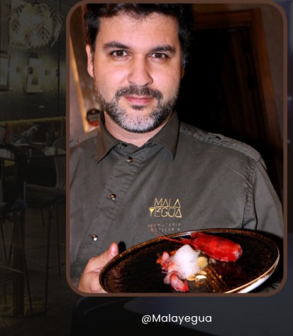 Camarero de Mala Yegua atendiendo a clientes en el espacio gastronómico